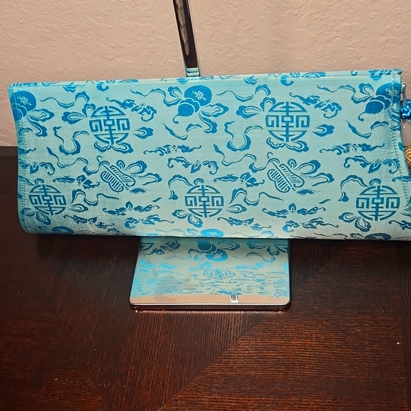 Lilli's of Shanghai Handbags - Lilli's Of‎ Shanghai Silk Clutch NWOT